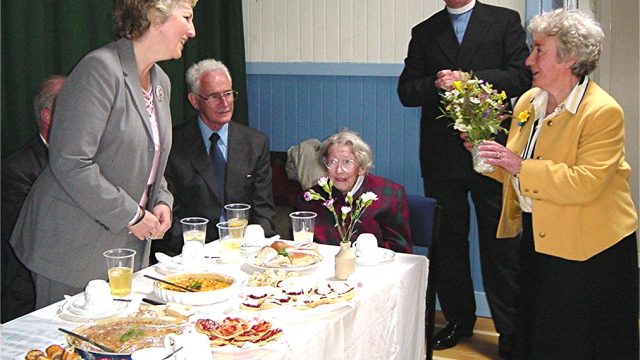 Moderator's wife receiving flowers from Anne Livingstone 22.06.05 Moderator's wife receiving flowers from Anne Livingstone 22.06.05