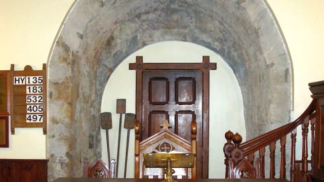 Parish Church altar showing original sandstone outer and greenstone inner arches Parish Church altar showing original sandstone outer and greenstone inner arches